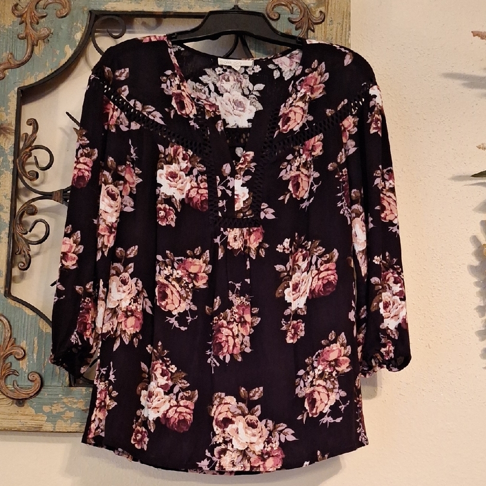 🔥🔥CLEARANCE ITEM🔥🔥Chic Floral Print Blouse - Black and Pink. NWOT Size Small